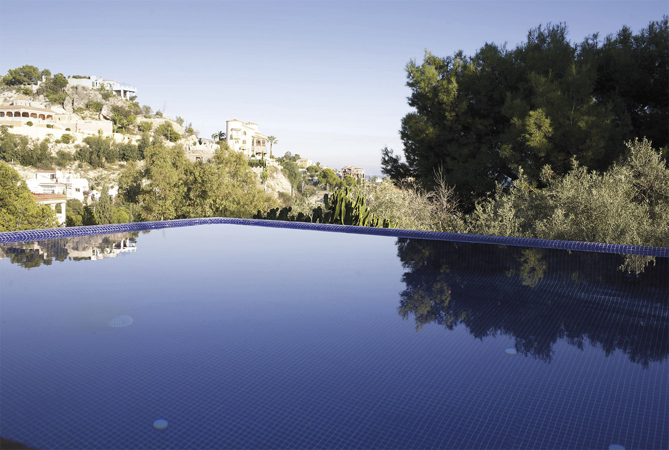 Casa Coveta luxury refurbishment infinity swimming pool and garden, Campello Alicante