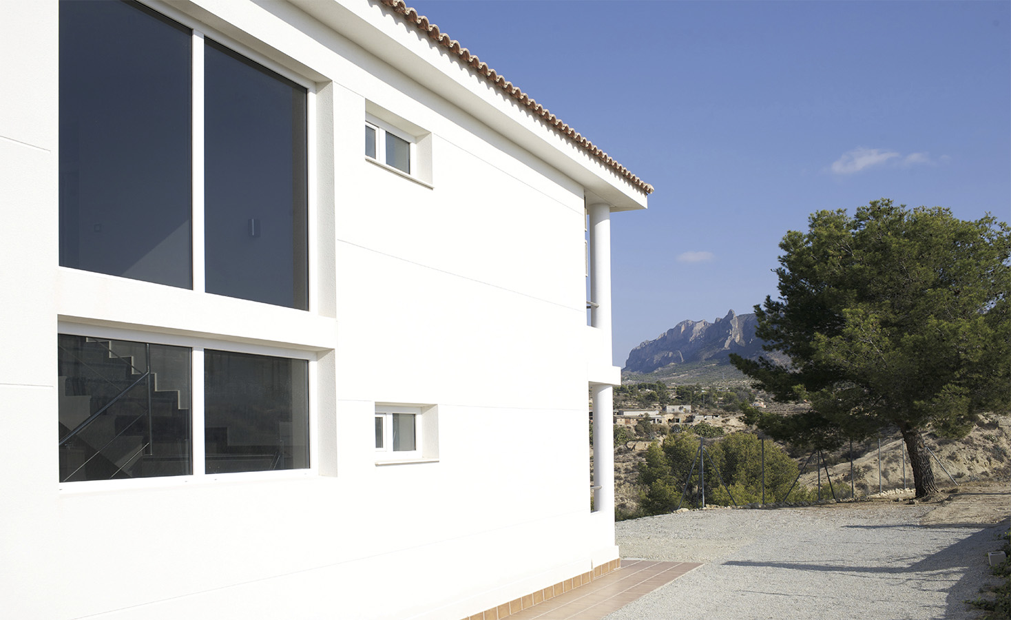 Villa Bussot white facade, new building, Alicante, Bussot
